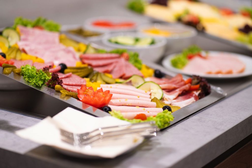Wurstwaren am Buffet